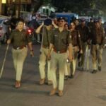 आगामी पर्वो के दौरान शांति एवं कानून व्यवस्था बनाए रखने हेतु एसएसपी दून के निर्देशों पर पुलिस ने किया फ्लैग मार्च